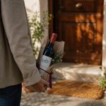 découvrez quoi offrir lorsqu'on est invité à dîner : idées de cadeaux adaptés pour marquer votre présence et faire plaisir à votre hôte.